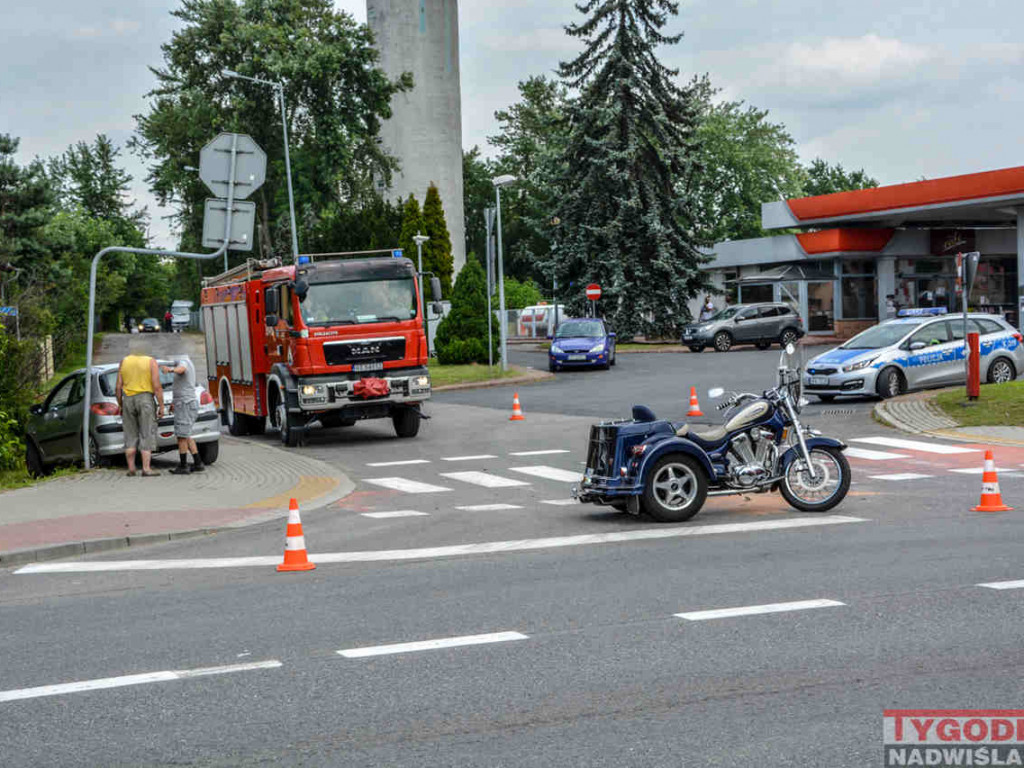 Tarnobrzeg. Peugeot uderzył w trójkołowca. Kierowca motocykla trafił do szpitala [zdjęcia]