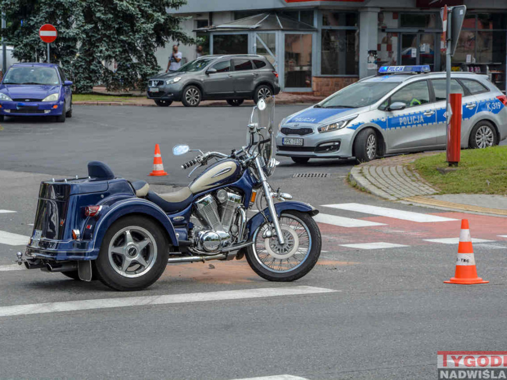 Tarnobrzeg. Peugeot uderzył w trójkołowca. Kierowca motocykla trafił do szpitala [zdjęcia]