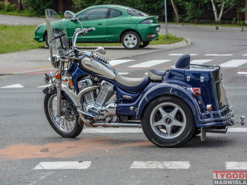 Tarnobrzeg. Peugeot uderzył w trójkołowca. Kierowca motocykla trafił do szpitala [zdjęcia]