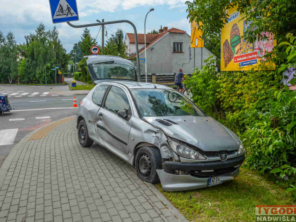 Tarnobrzeg. Peugeot uderzył w trójkołowca. Kierowca motocykla trafił do szpitala [zdjęcia]