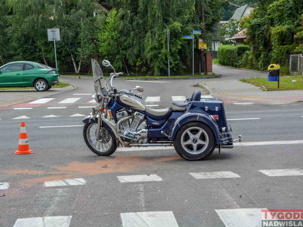 Tarnobrzeg. Peugeot uderzył w trójkołowca. Kierowca motocykla trafił do szpitala [zdjęcia]