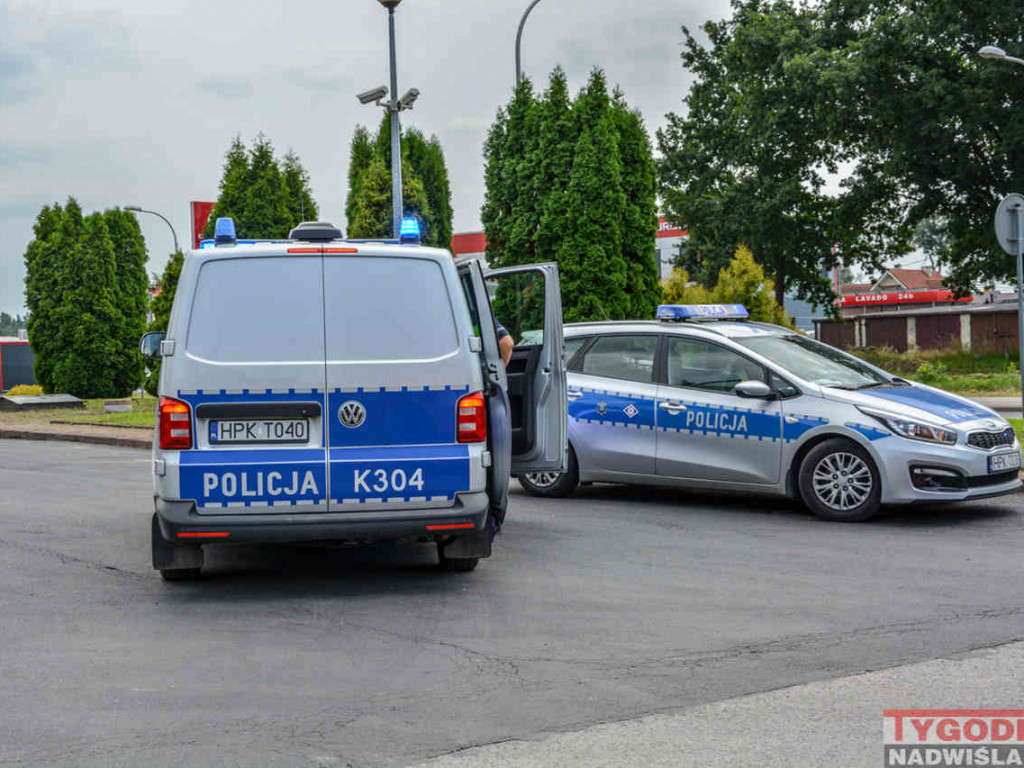 Tarnobrzeg. Peugeot uderzył w trójkołowca. Kierowca motocykla trafił do szpitala [zdjęcia]