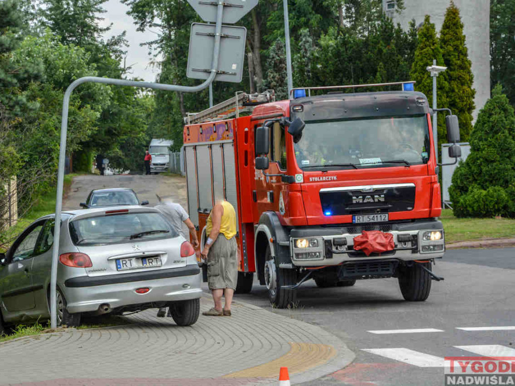 Tarnobrzeg. Peugeot uderzył w trójkołowca. Kierowca motocykla trafił do szpitala [zdjęcia]