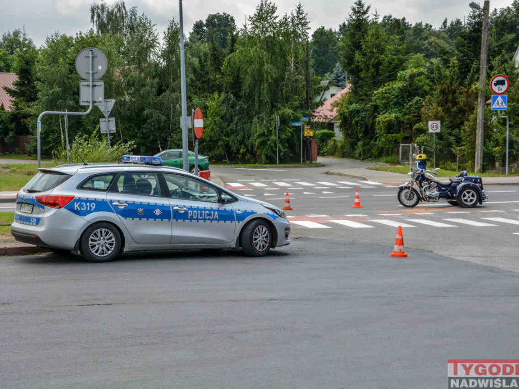 Tarnobrzeg. Peugeot uderzył w trójkołowca. Kierowca motocykla trafił do szpitala [zdjęcia]