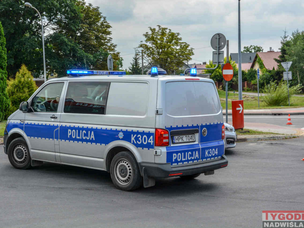 Tarnobrzeg. Peugeot uderzył w trójkołowca. Kierowca motocykla trafił do szpitala [zdjęcia]