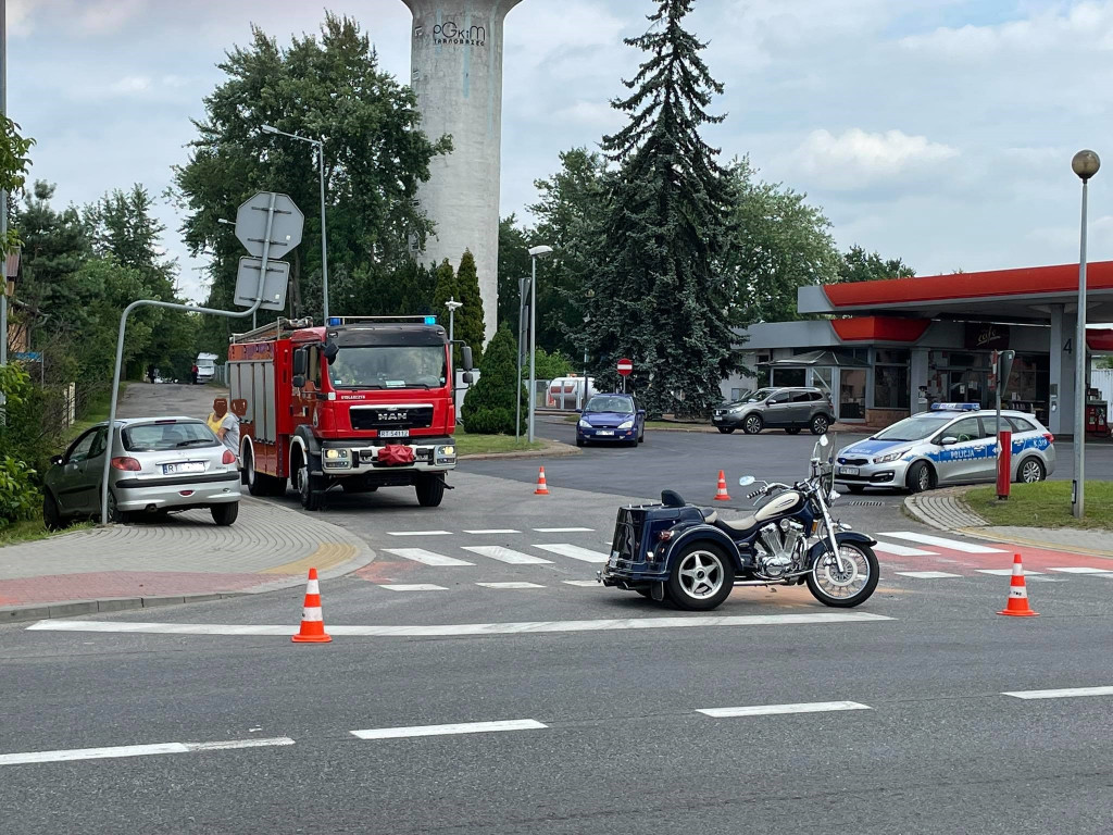 Tarnobrzeg. Peugeot uderzył w trójkołowca. Kierowca motocykla trafił do szpitala [zdjęcia]