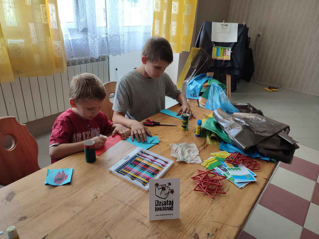 Baranów Sandomierski. Najmłodsi mieszkańcy Dymitrowa Małego wzięli udział w kreatywnych warsztatach z recyklingu [zdjęcia]