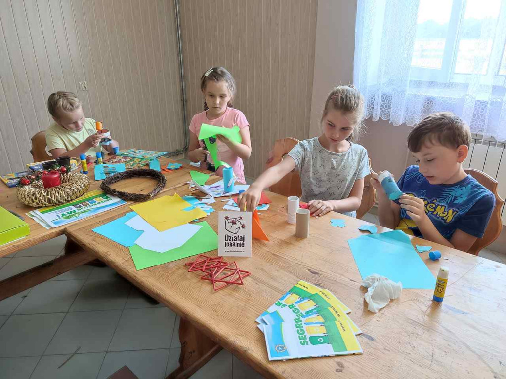 Baranów Sandomierski. Najmłodsi mieszkańcy Dymitrowa Małego wzięli udział w kreatywnych warsztatach z recyklingu [zdjęcia]