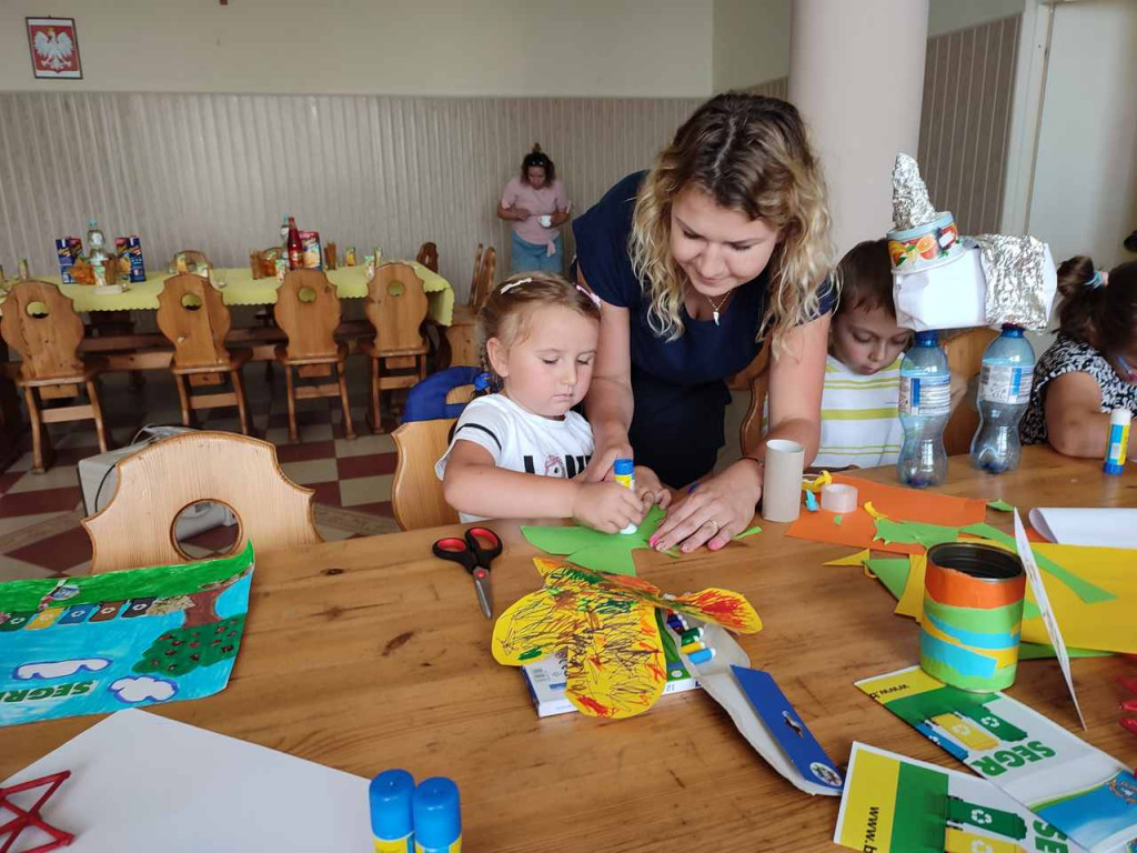 Baranów Sandomierski. Najmłodsi mieszkańcy Dymitrowa Małego wzięli udział w kreatywnych warsztatach z recyklingu [zdjęcia]