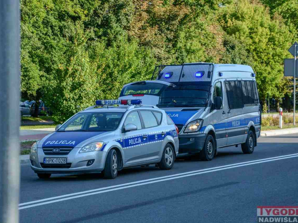 Potrącenie motocyklisty na ul. Sikorskiego w Tarnobrzegu. Ranny 17-latek trafił do szpitala [zdjęcia]