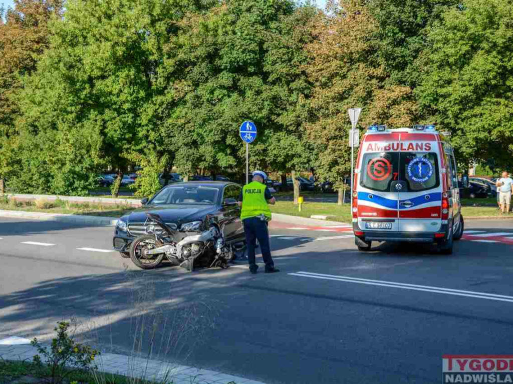 Potrącenie motocyklisty na ul. Sikorskiego w Tarnobrzegu. Ranny 17-latek trafił do szpitala [zdjęcia]