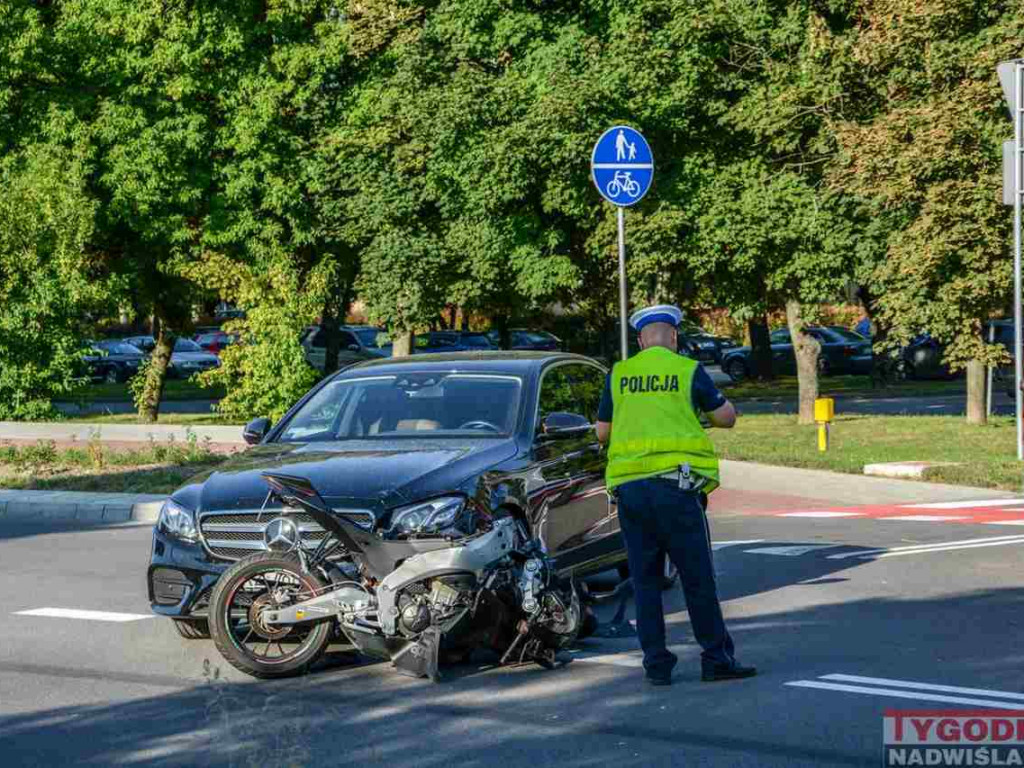 Potrącenie motocyklisty na ul. Sikorskiego w Tarnobrzegu. Ranny 17-latek trafił do szpitala [zdjęcia]