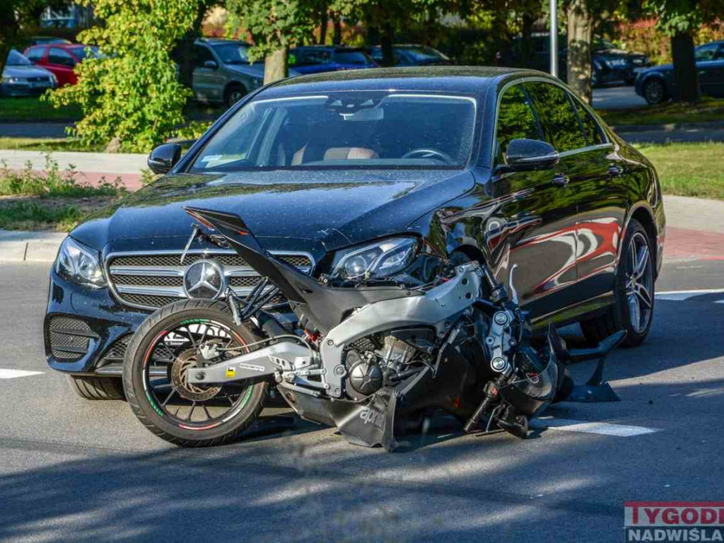 Potrącenie motocyklisty na ul. Sikorskiego w Tarnobrzegu. Ranny 17-latek trafił do szpitala [zdjęcia]