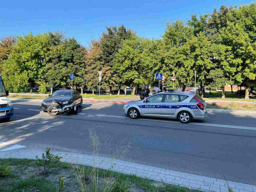 Potrącenie motocyklisty na ul. Sikorskiego w Tarnobrzegu. Ranny 17-latek trafił do szpitala [zdjęcia]