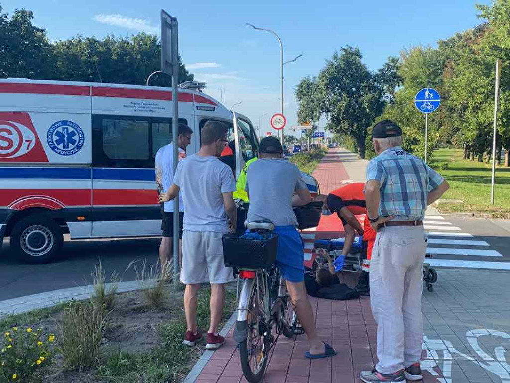 Potrącenie motocyklisty na ul. Sikorskiego w Tarnobrzegu. Ranny 17-latek trafił do szpitala [zdjęcia]