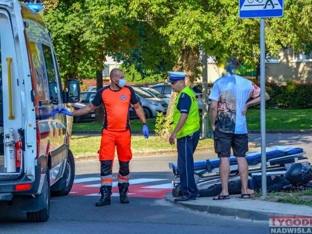 Potrącenie motocyklisty na ul. Sikorskiego w Tarnobrzegu. Ranny 17-latek trafił do szpitala [zdjęcia]