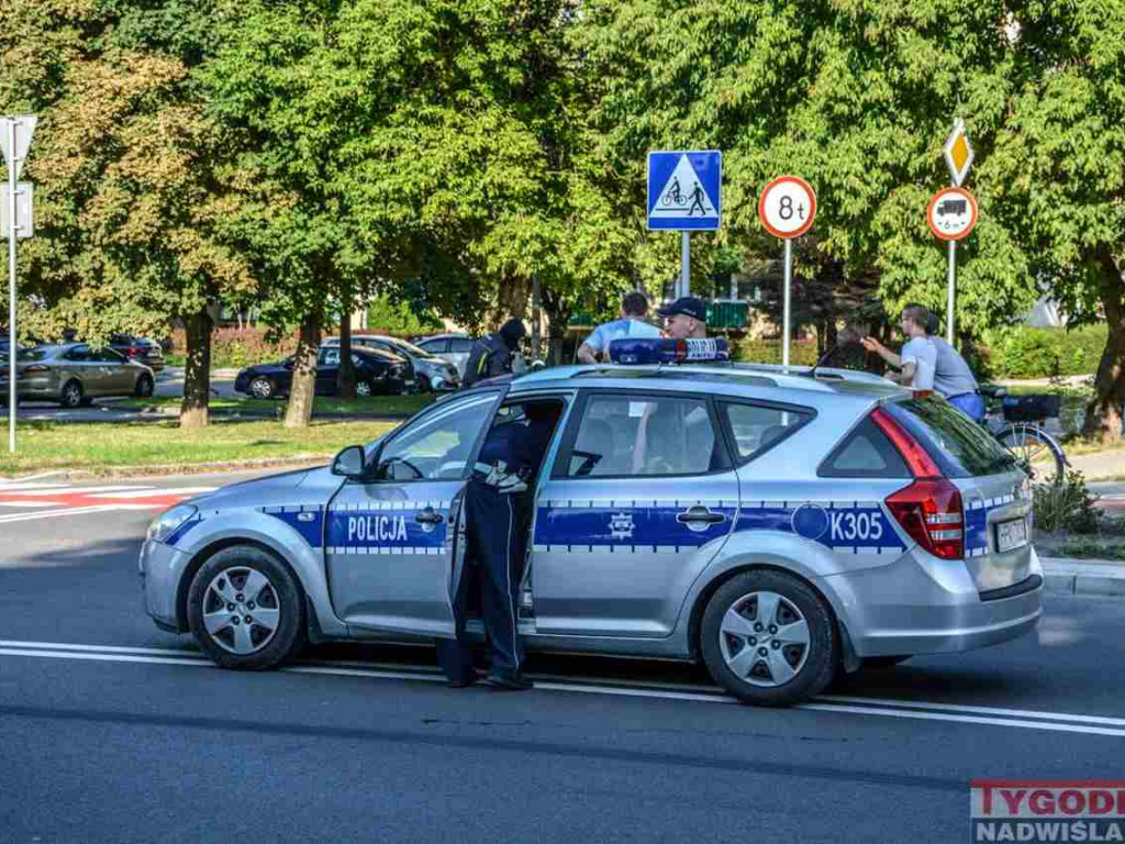 Potrącenie motocyklisty na ul. Sikorskiego w Tarnobrzegu. Ranny 17-latek trafił do szpitala [zdjęcia]