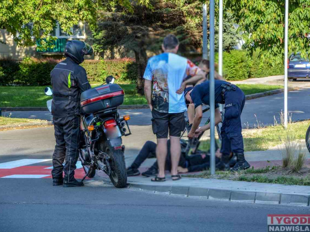 Potrącenie motocyklisty na ul. Sikorskiego w Tarnobrzegu. Ranny 17-latek trafił do szpitala [zdjęcia]
