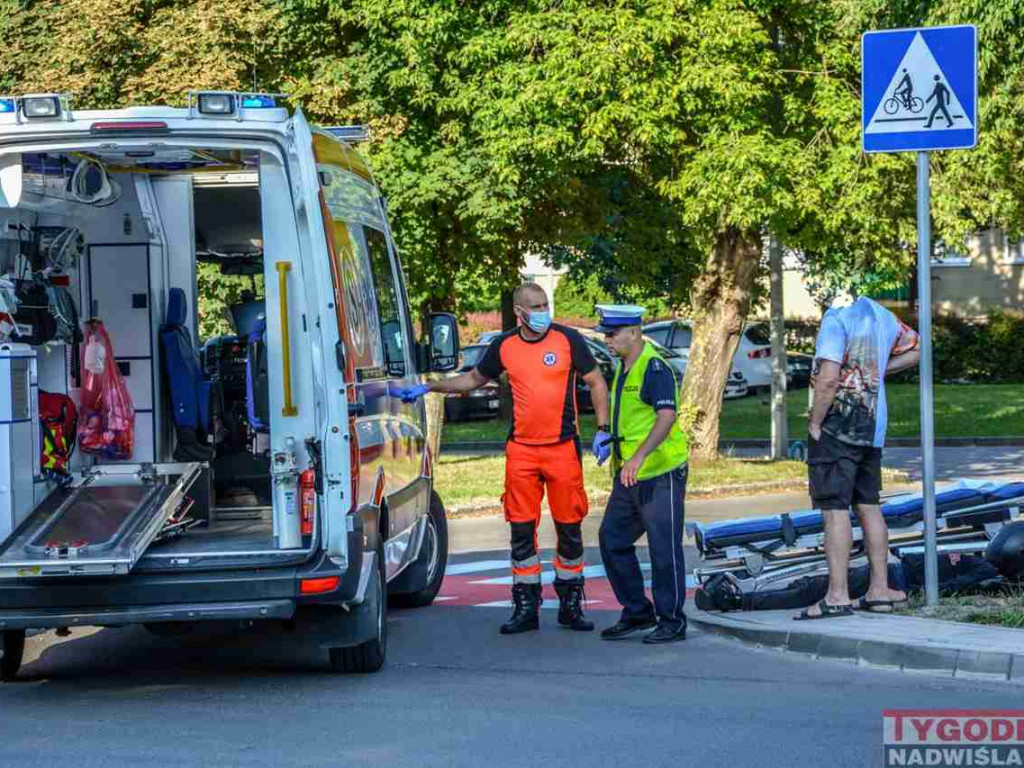 Potrącenie motocyklisty na ul. Sikorskiego w Tarnobrzegu. Ranny 17-latek trafił do szpitala [zdjęcia]