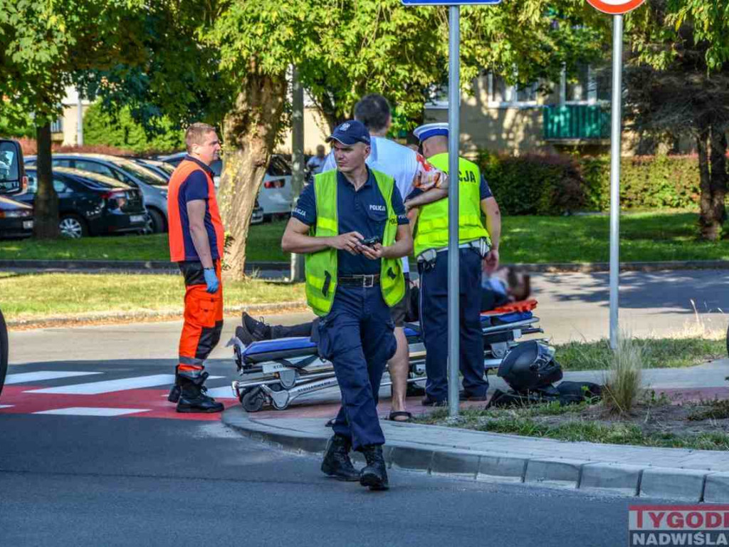 Potrącenie motocyklisty na ul. Sikorskiego w Tarnobrzegu. Ranny 17-latek trafił do szpitala [zdjęcia]
