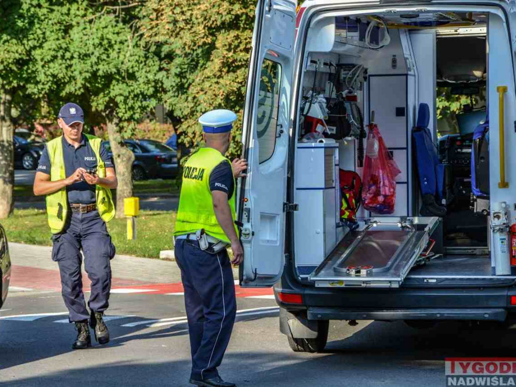 Potrącenie motocyklisty na ul. Sikorskiego w Tarnobrzegu. Ranny 17-latek trafił do szpitala [zdjęcia]