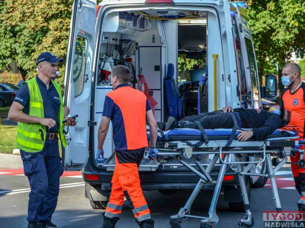Potrącenie motocyklisty na ul. Sikorskiego w Tarnobrzegu. Ranny 17-latek trafił do szpitala [zdjęcia]
