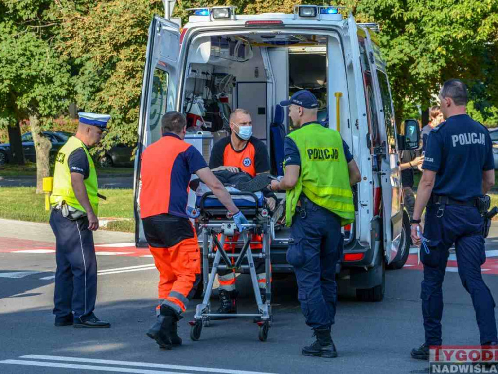 Potrącenie motocyklisty na ul. Sikorskiego w Tarnobrzegu. Ranny 17-latek trafił do szpitala [zdjęcia]