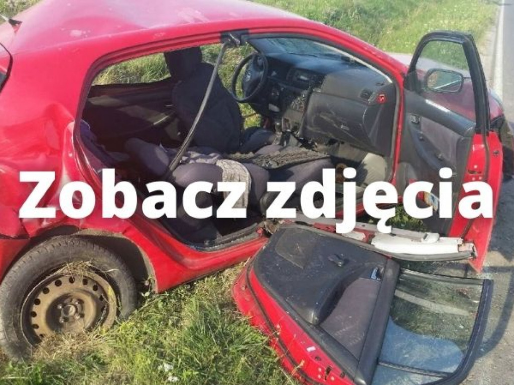 Bardzo poważny wypadek w Kurozwękach. Bus zderzył się z osobówką. Pięć osób trafiło do szpitala [zdjęcia]