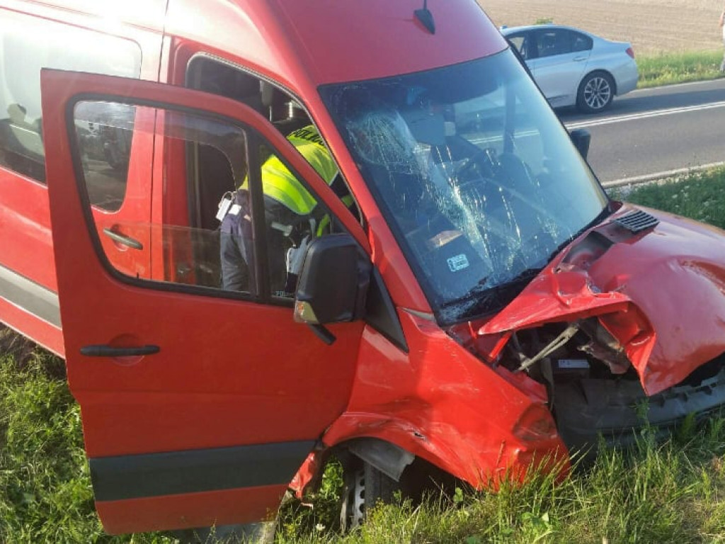 Bardzo poważny wypadek w Kurozwękach. Bus zderzył się z osobówką. Pięć osób trafiło do szpitala [zdjęcia]