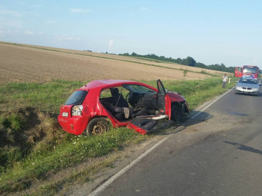 Bardzo poważny wypadek w Kurozwękach. Bus zderzył się z osobówką. Pięć osób trafiło do szpitala [zdjęcia]