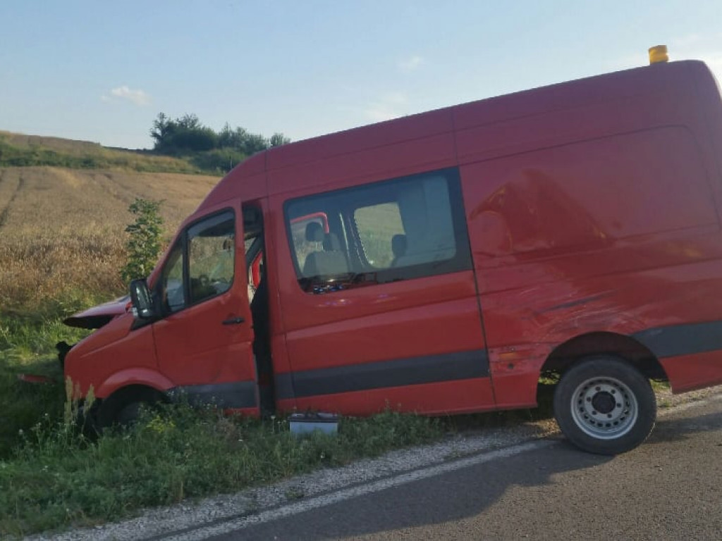 Bardzo poważny wypadek w Kurozwękach. Bus zderzył się z osobówką. Pięć osób trafiło do szpitala [zdjęcia]