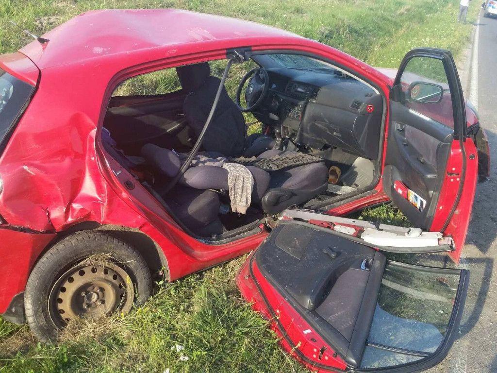 Bardzo poważny wypadek w Kurozwękach. Bus zderzył się z osobówką. Pięć osób trafiło do szpitala [zdjęcia]