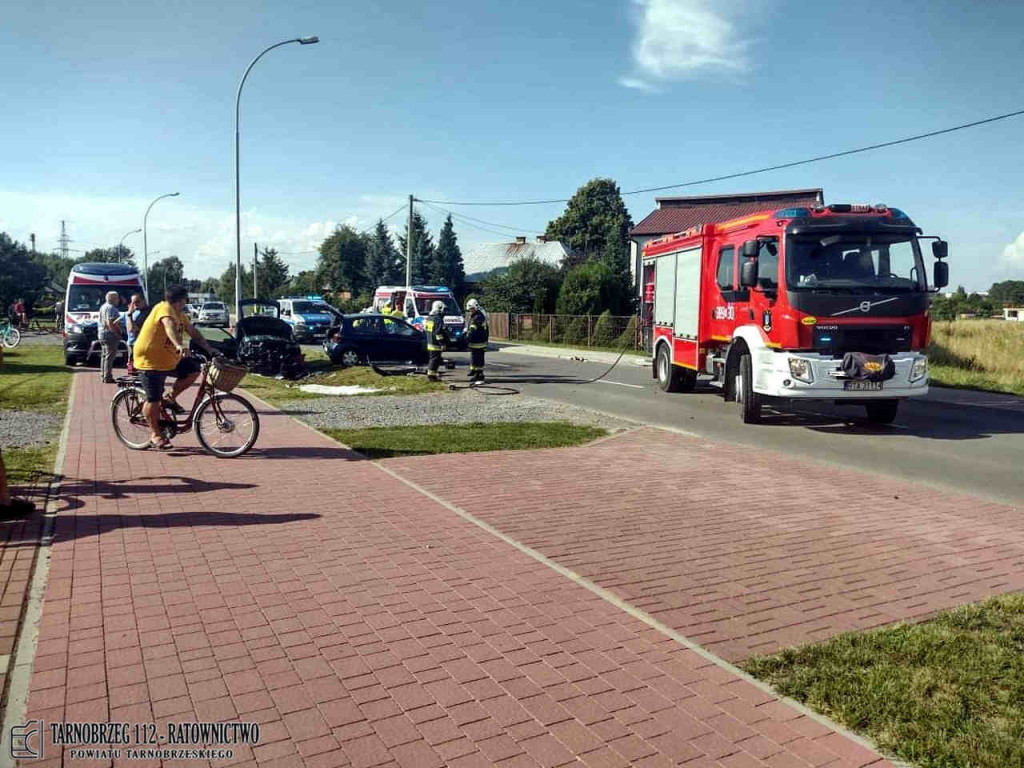 Czołowe zderzenie dwóch pojazdów w Gorzycach. Kobieta z obrażeniami trafiła do szpitala [zdjęcia]
