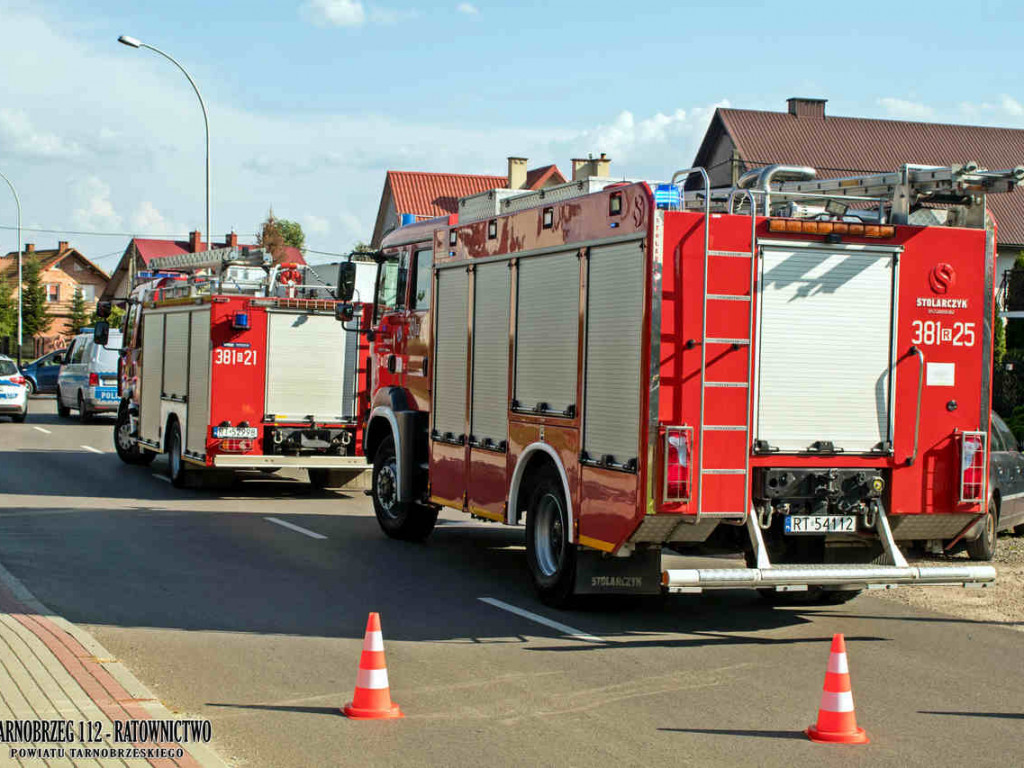 Czołowe zderzenie dwóch pojazdów w Gorzycach. Kobieta z obrażeniami trafiła do szpitala [zdjęcia]