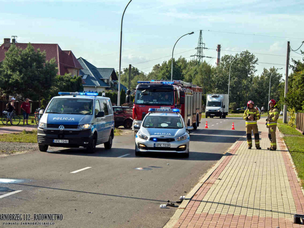 Czołowe zderzenie dwóch pojazdów w Gorzycach. Kobieta z obrażeniami trafiła do szpitala [zdjęcia]