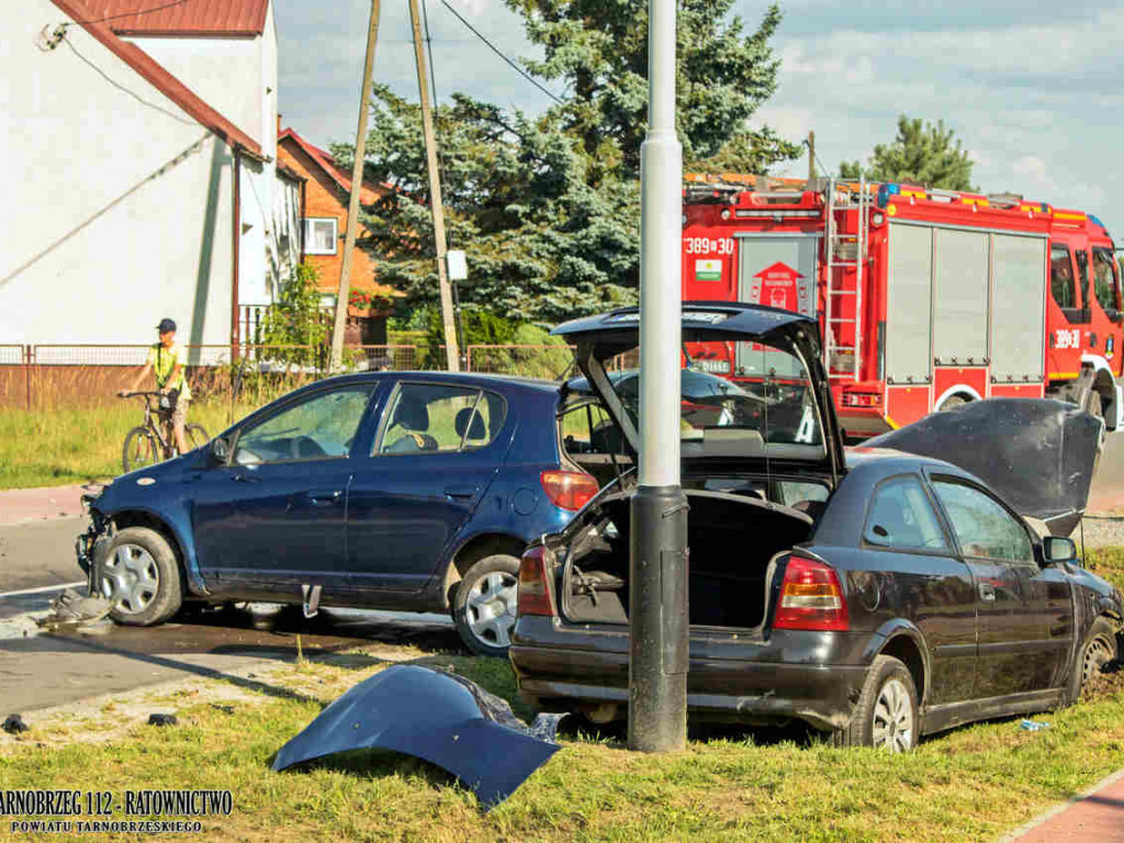 Czołowe zderzenie dwóch pojazdów w Gorzycach. Kobieta z obrażeniami trafiła do szpitala [zdjęcia]