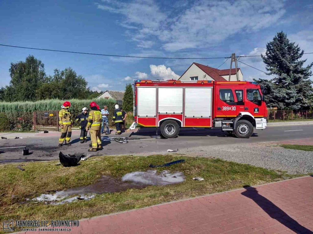 Czołowe zderzenie dwóch pojazdów w Gorzycach. Kobieta z obrażeniami trafiła do szpitala [zdjęcia]