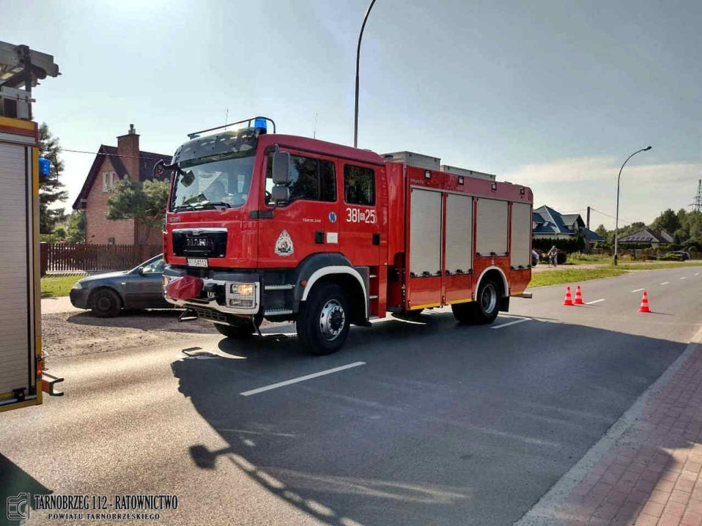 Czołowe zderzenie dwóch pojazdów w Gorzycach. Kobieta z obrażeniami trafiła do szpitala [zdjęcia]