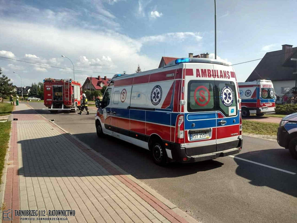 Czołowe zderzenie dwóch pojazdów w Gorzycach. Kobieta z obrażeniami trafiła do szpitala [zdjęcia]