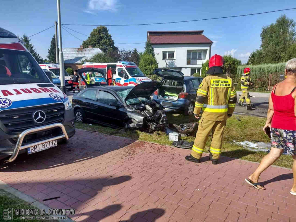 Czołowe zderzenie dwóch pojazdów w Gorzycach. Kobieta z obrażeniami trafiła do szpitala [zdjęcia]
