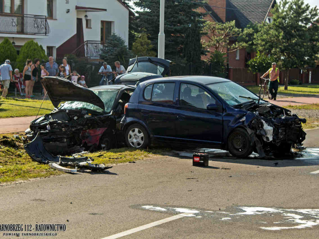 Czołowe zderzenie dwóch pojazdów w Gorzycach. Kobieta z obrażeniami trafiła do szpitala [zdjęcia]