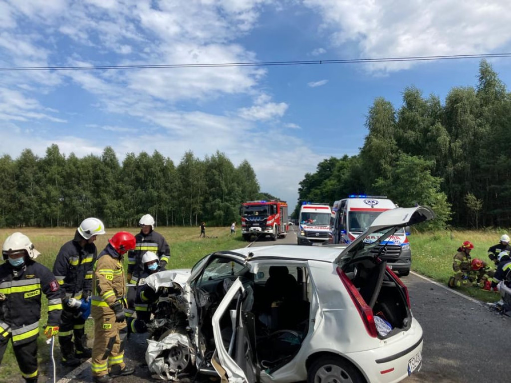 Poważny wypadek na drodze Staszów-Osiek. Wezwano śmigłowiec Lotniczego Pogotowia Ratunkowego [zdjęcia]