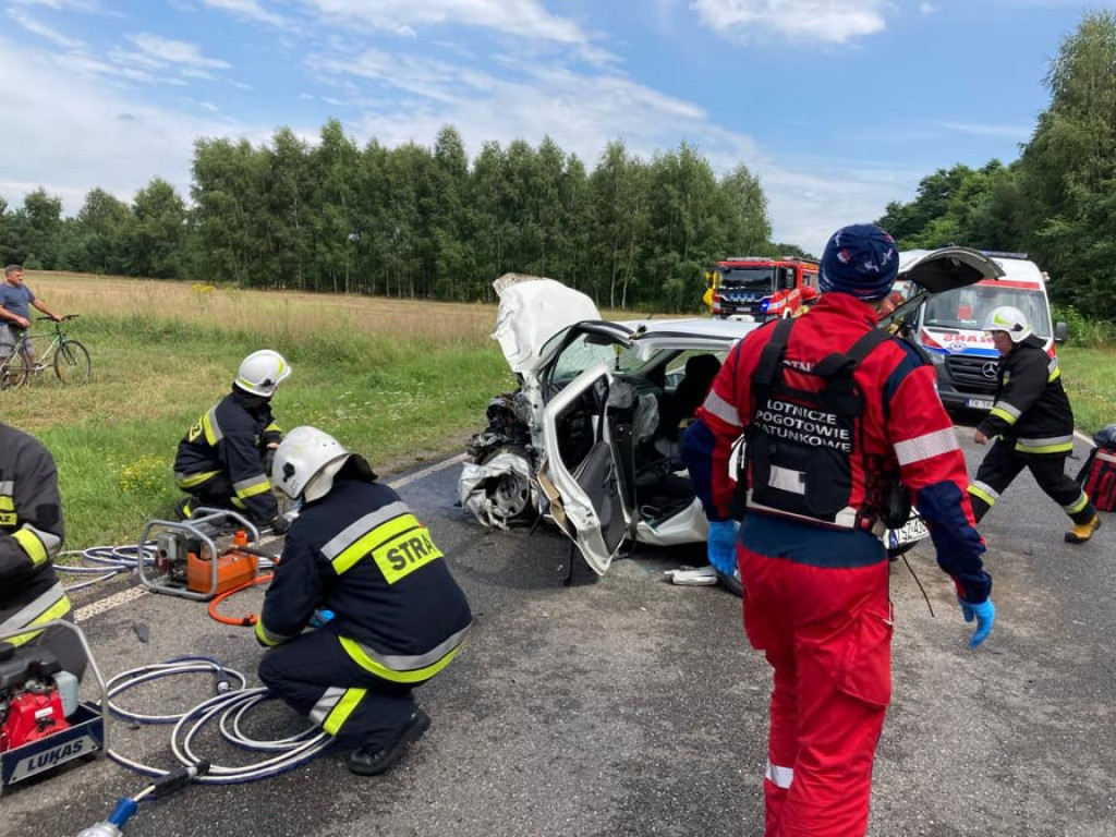 Poważny wypadek na drodze Staszów-Osiek. Wezwano śmigłowiec Lotniczego Pogotowia Ratunkowego [zdjęcia]