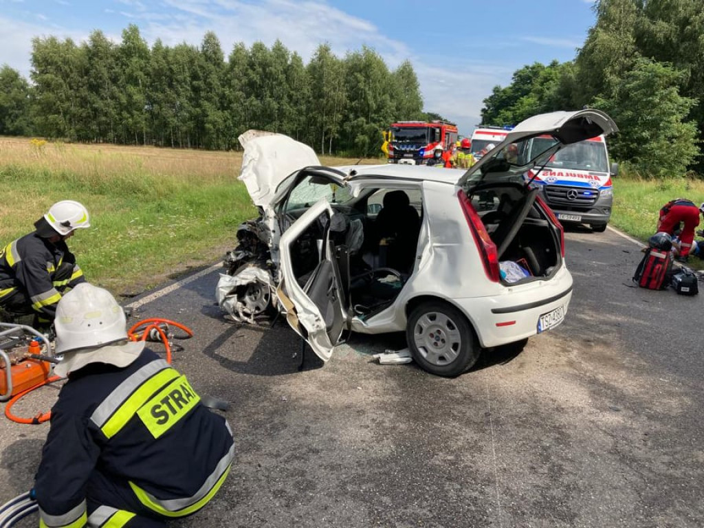 Poważny wypadek na drodze Staszów-Osiek. Wezwano śmigłowiec Lotniczego Pogotowia Ratunkowego [zdjęcia]