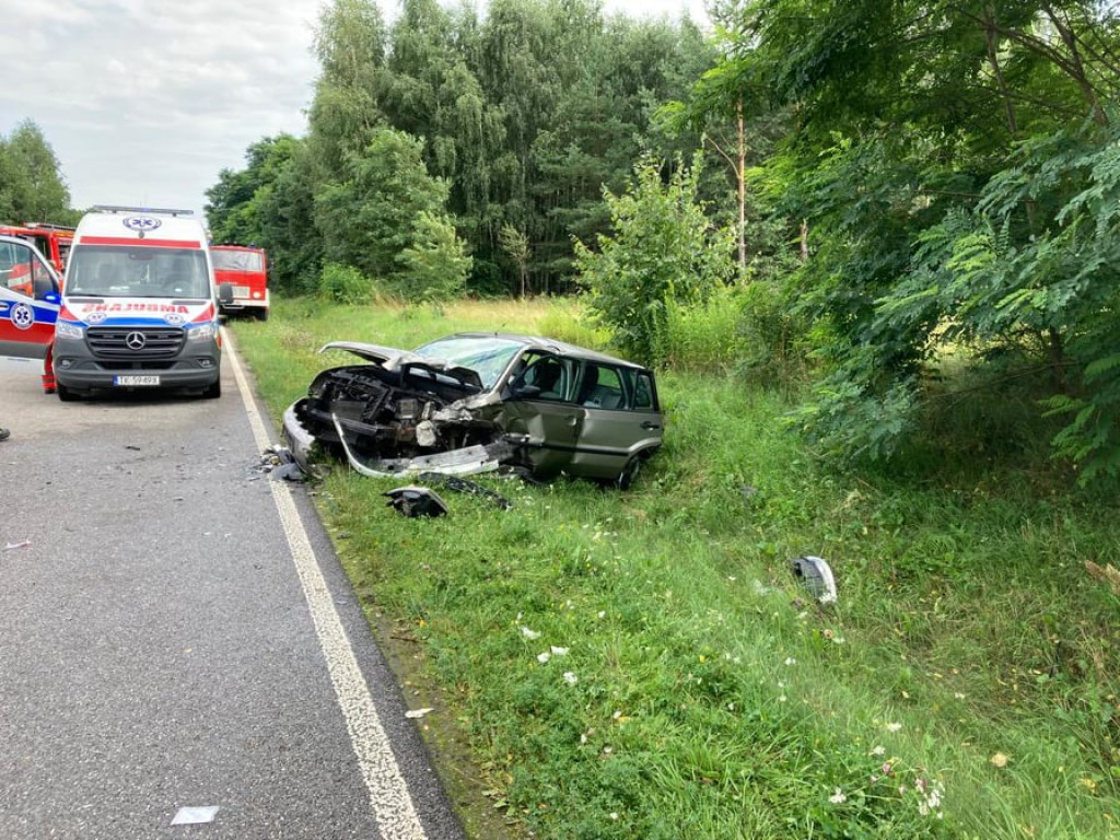 Poważny wypadek na drodze Staszów-Osiek. Wezwano śmigłowiec Lotniczego Pogotowia Ratunkowego [zdjęcia]