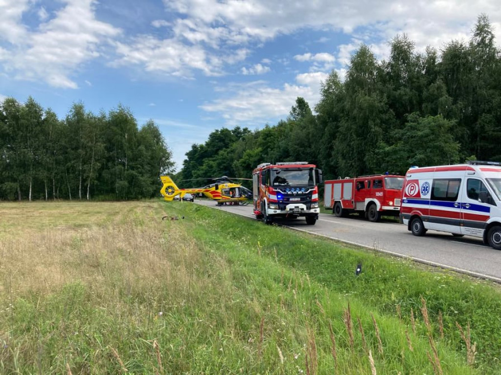 Poważny wypadek na drodze Staszów-Osiek. Wezwano śmigłowiec Lotniczego Pogotowia Ratunkowego [zdjęcia]