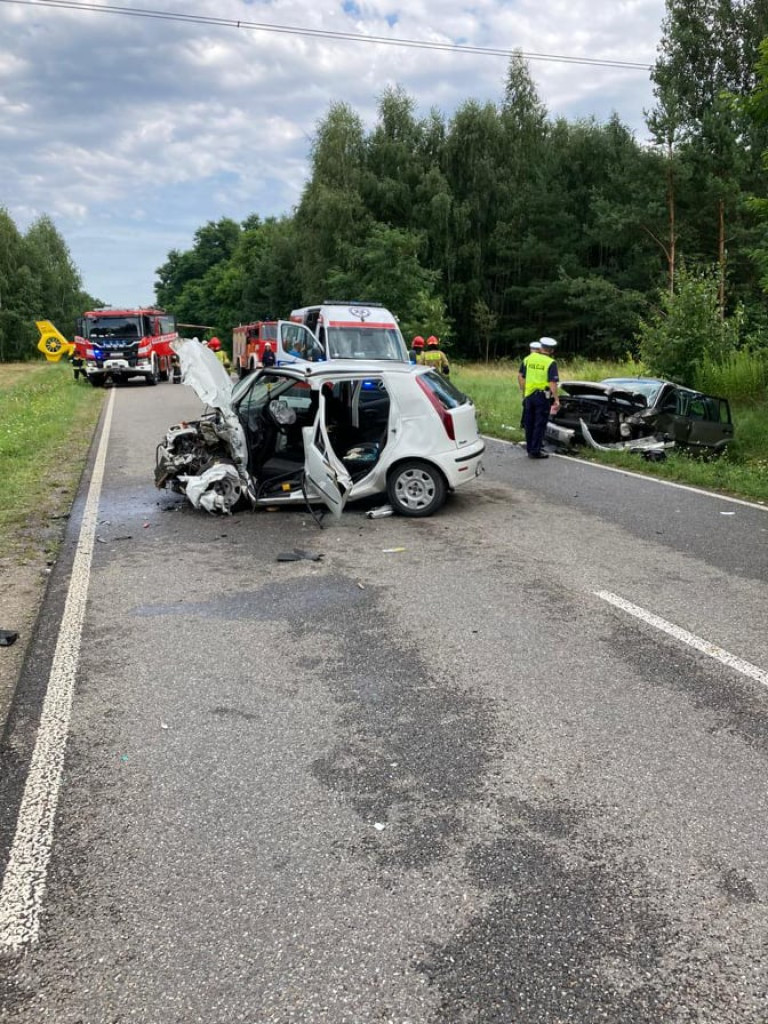 Poważny wypadek na drodze Staszów-Osiek. Wezwano śmigłowiec Lotniczego Pogotowia Ratunkowego [zdjęcia]