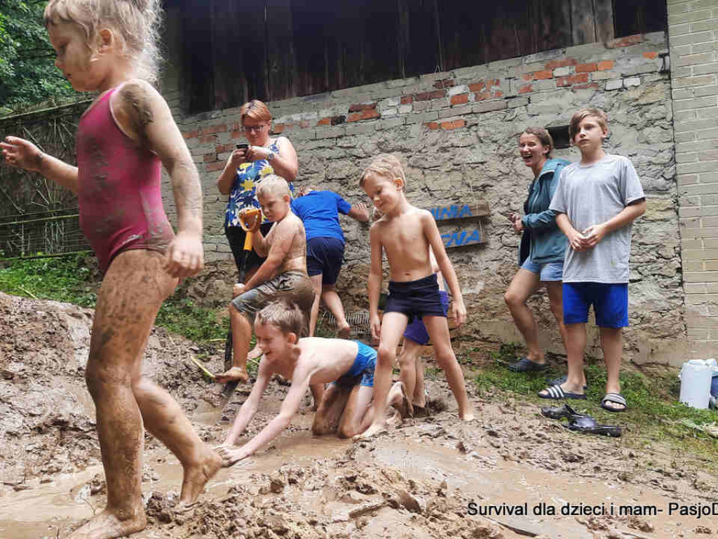 Staszów. Fundacja PasjoDzielnia zorganizowała survivalowy weekend dla dzieci i mam [zdjęcia]