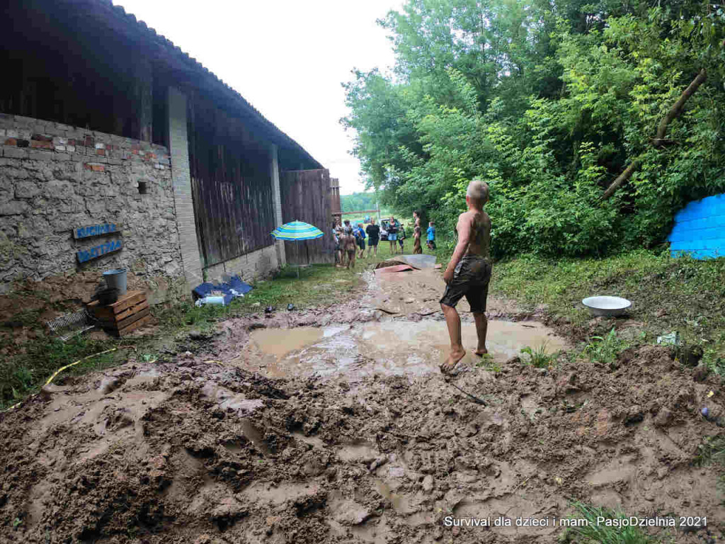 Staszów. Fundacja PasjoDzielnia zorganizowała survivalowy weekend dla dzieci i mam [zdjęcia]