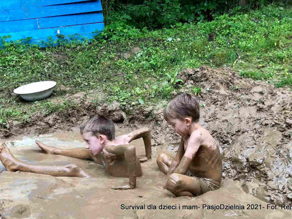 Staszów. Fundacja PasjoDzielnia zorganizowała survivalowy weekend dla dzieci i mam [zdjęcia]